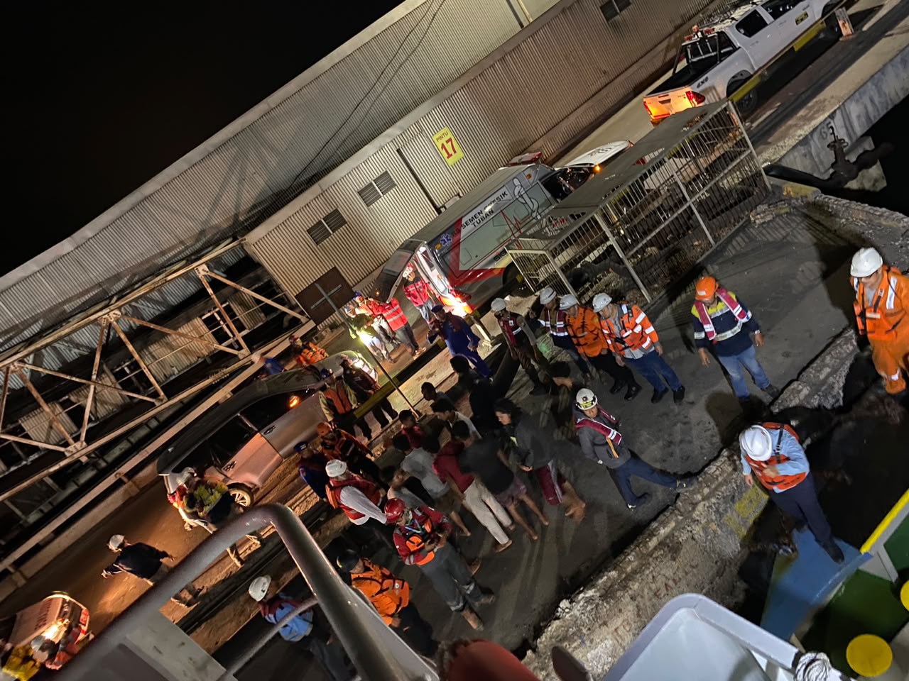 2 Tugboat Pertamina Trans Kontinental evakuasi 17 Kru MV Khatulistiwa 8 di perairan Tuban (Dok. Humas Pertamina)